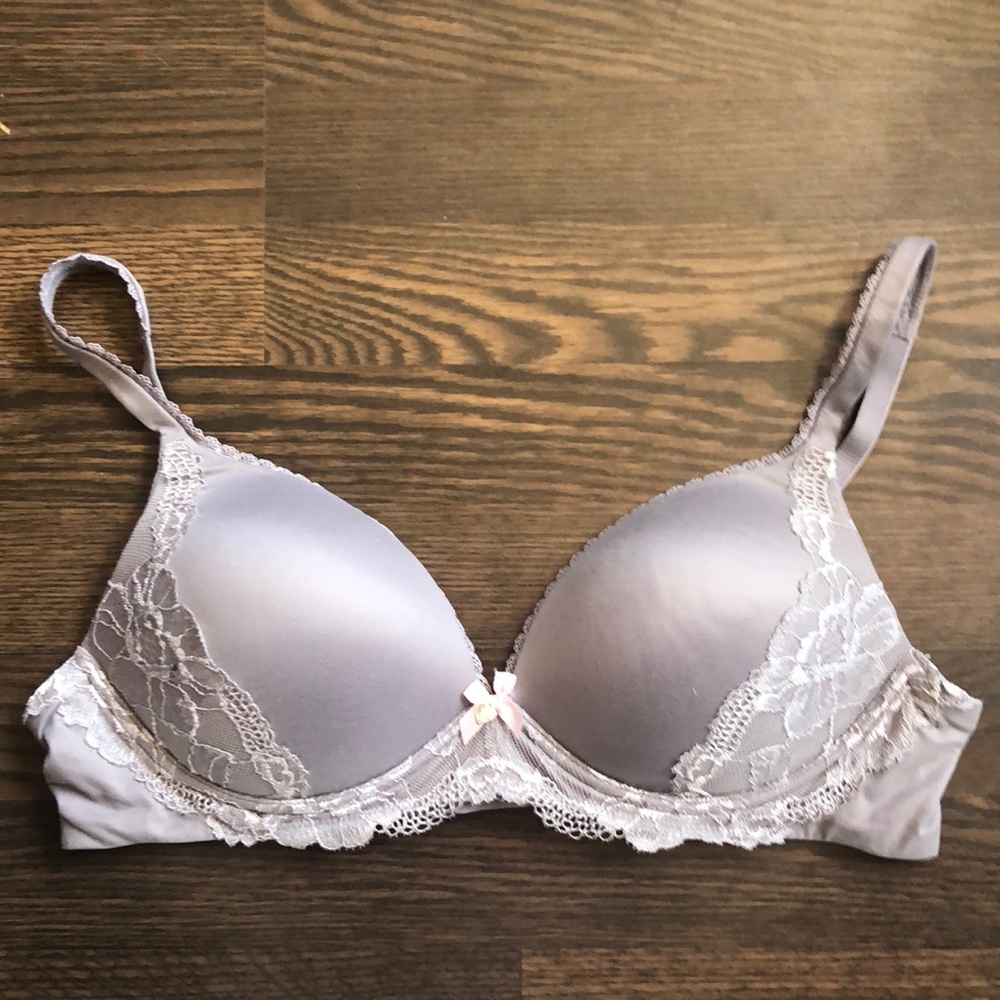 VICTORIAS SECRET GREY LACE NO-WIRE BRA 38B